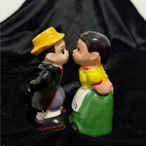 VTG Kissing Couple S & P Shakers